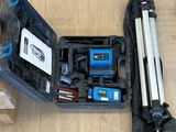 une trousse à outils dans un coffret en plastique posé sur le sol
