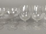 six verres à vin vides alignés sur une table