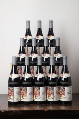plusieurs bouteilles de vin posées sur une table en bois