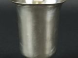 une coupe en argent posée sur une table