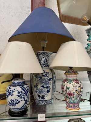 de nombreux vases et lampes exposés dans une vitrine