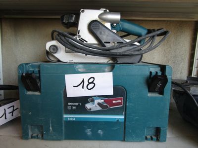une boîte à outils bleue sur laquelle sont posés des outils