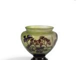 un vase vert orné de fleurs sur fond blanc