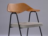 une image représentant une chaise avec une assise en bois et des pieds noirs