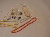 de nombreux colliers et bracelets différents disposés sur une table