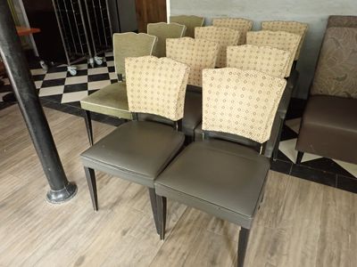 many chairs that are lined up on the floor