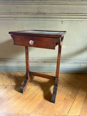 une petite table en bois surmontée d'un tiroir