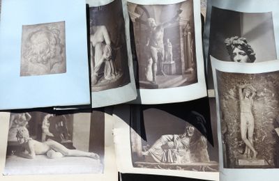 beaucoup de vieilles photos sur la table ensemble