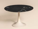 table marbrée noir et blanc avec un piédestal blanc