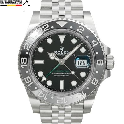 gros plan d'une montre-bracelet avec un cadran noir
