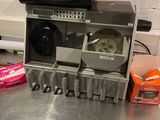 une vieille radio posée sur une table en métal