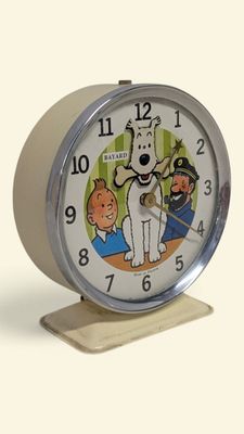une horloge blanche sur laquelle est représenté un chien de dessin animé