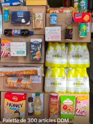 des cartons de nourriture et de boissons sont empilés les uns sur les autres