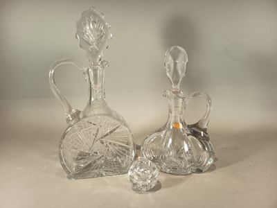 trois vases en verre posés l'un à côté de l'autre sur une table