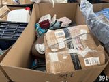 une boîte remplie d'objets posés sur le sol