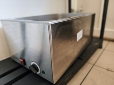une photo d'un grille-pain en acier inoxydable posé sur un plan de travail