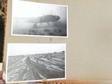 une personne tenant un livre sur lequel figurent des images d'avion