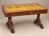 une table en bois avec un plateau vert et deux pieds