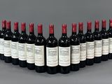 un groupe de bouteilles de vin posées sur une table