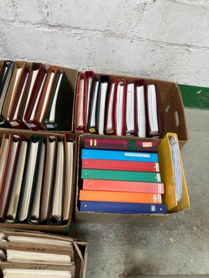 de nombreux cartons de livres posés sur le sol les uns à côté des autres