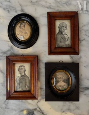 trois portraits encadrés représentant des personnes, posés sur un plan de travail en marbre