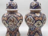 une paire de vases chinois ornés de motifs bleus et blancs