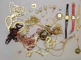 de nombreux types de bijoux sur la table