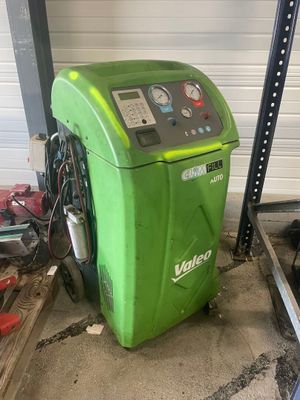 une machine verte qui se trouve dans un garage