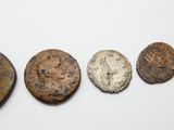 quatre types de pièces différents sont disposés en rangée sur une surface blanche
