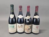quatre bouteilles de vin sont alignées sur une table