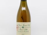une bouteille de vin posée sur une table