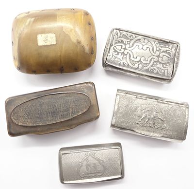 quatre objets rectangulaires en argent et en bois, dont une boîte rectangulaire, une boîte rectangulaire et une boîte rectangulaire rectangulaire