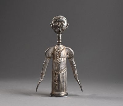 figurine en argent représentant un homme tenant un couteau dans la main droite