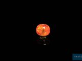 gros plan d'un diamant orange sur une surface noire
