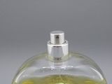 un flacon de parfum posé sur une table