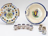de nombreuses pièces de poterie très variées exposées sur la table