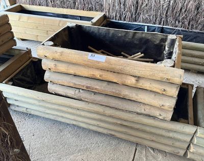 une jardinière en bois remplie de brindilles et de brindilles