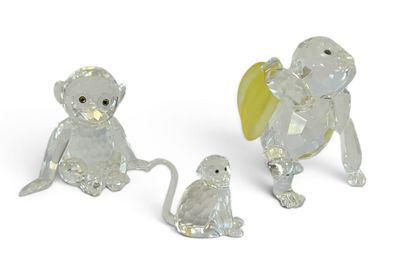 trois figurines représentant un singe et un autre singe assis l'un à côté de l'autre