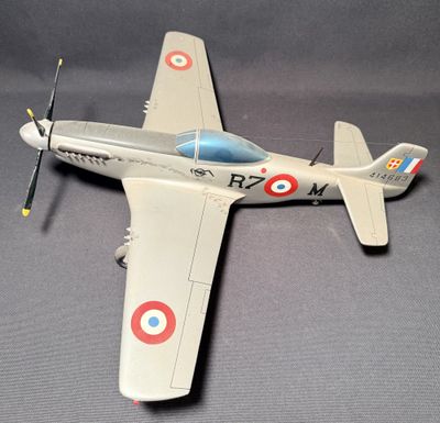 un avion jouet posé sur une table