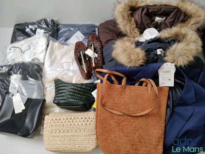 un tas de vêtements et de sacs posé sur une table