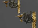 une paire d'appliques murales anciennes en laiton, ornées d'un dragon à l'arrière