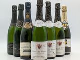 plusieurs bouteilles de vin sont alignées sur une surface blanche
