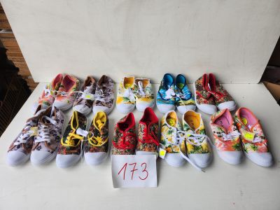 Lot composé de 10 paires de baskets légères en toile, présen…