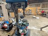 une machine posée sur une table dans un bâtiment