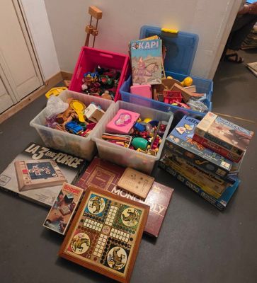 beaucoup de jouets et de jeux par terre
