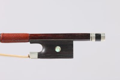un archet de violon muni d'un manche en bois et d'une pointe en argent