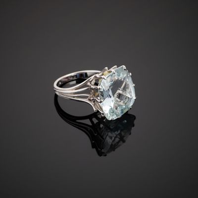 Bague en or gris 750°°° (tête d'aigle) sertie d'une importan…