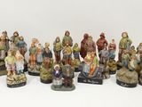 de nombreuses figurines représentant des personnes assises par terre