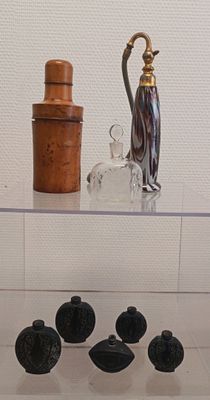 une étagère en verre sur laquelle sont posés divers objets en verre