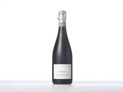gros plan d'une bouteille de vin sur une table